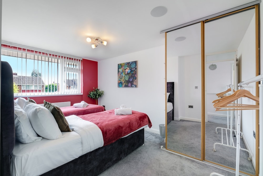Elegant 5 Bed Home with Garden- Slough