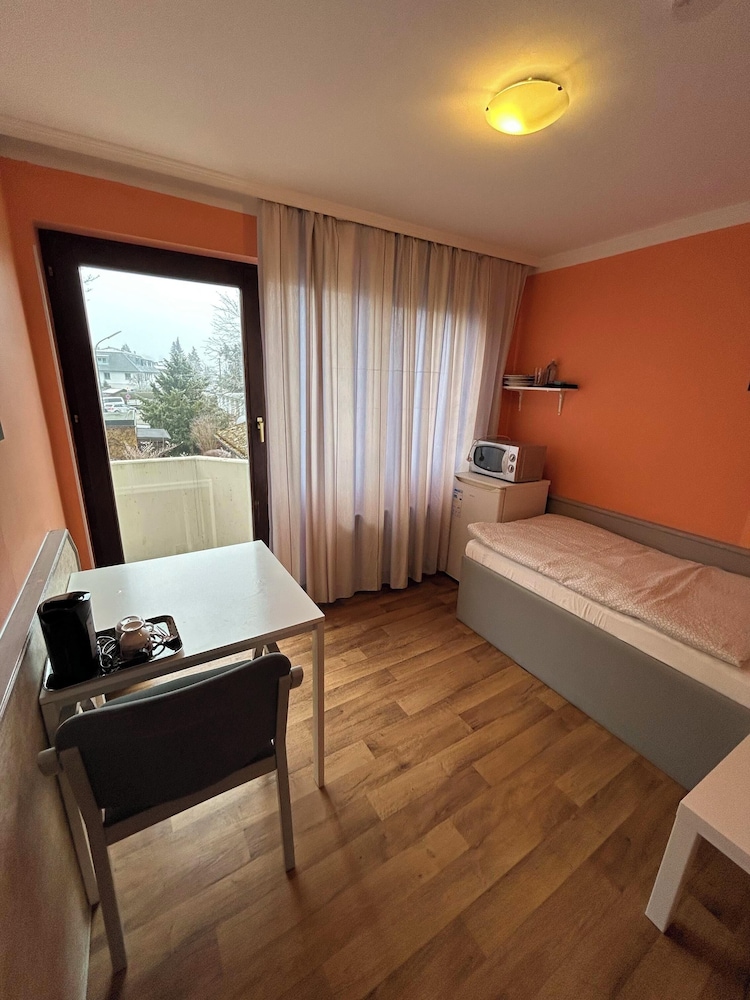 2-Rent Group Hostel Rooms AUB162