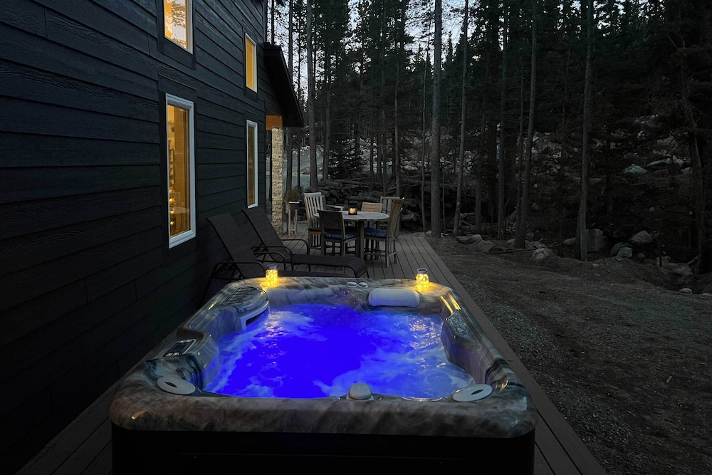 1 Mi to St Marys Glacier Trail: Modern Mtn Cabin! view 3