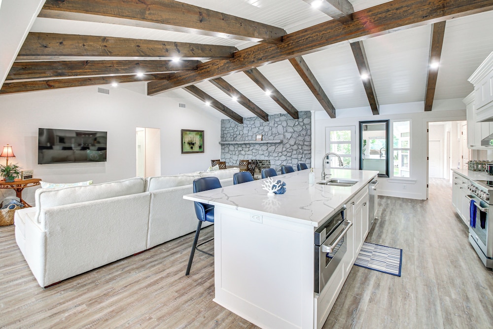 Lake Hamilton Views: Hot Springs Family Home!