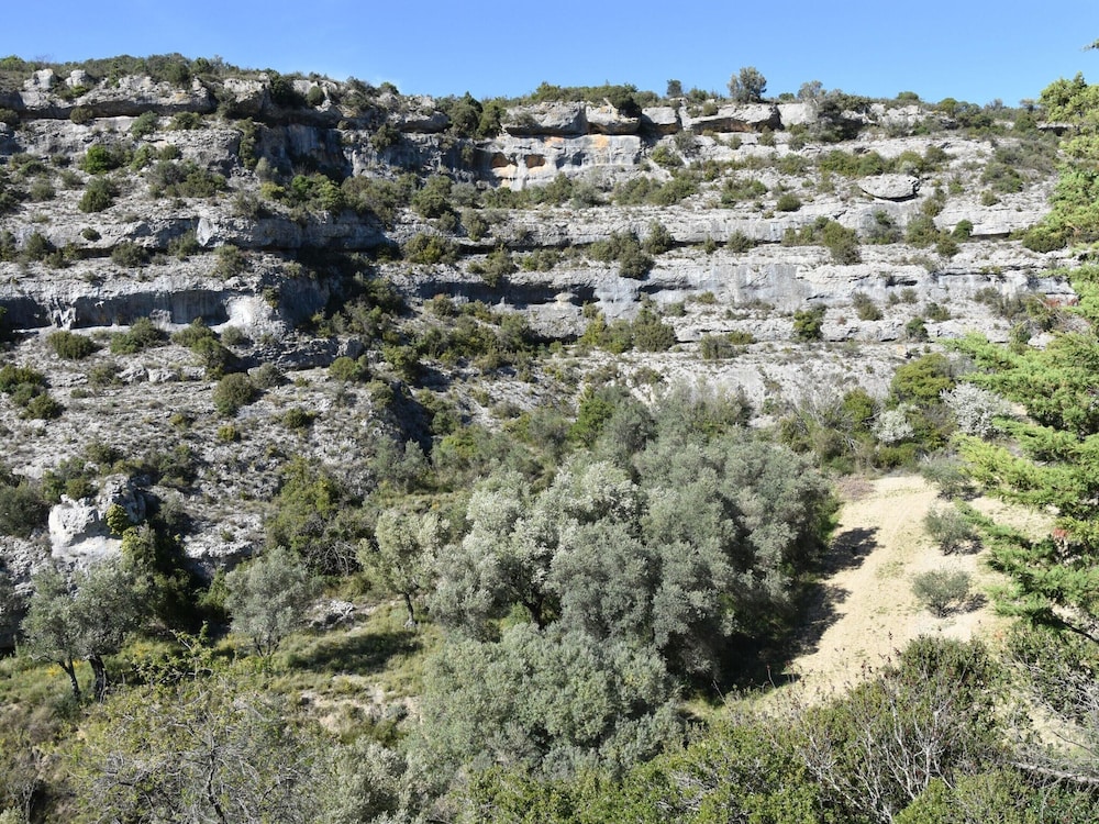Cosy Holiday Home in Minerve With Garden
