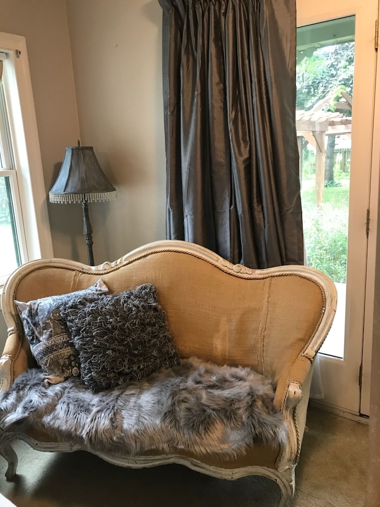 Iron Amethyst Inn   Boutique Hotel view 5