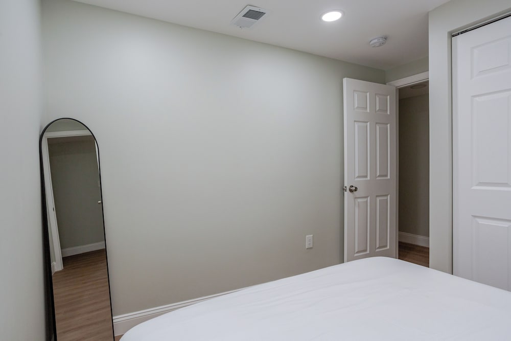 Stylish Minimalist Stay in City Center