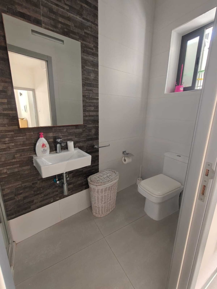 Twin Room with Laundry in Pembroke
