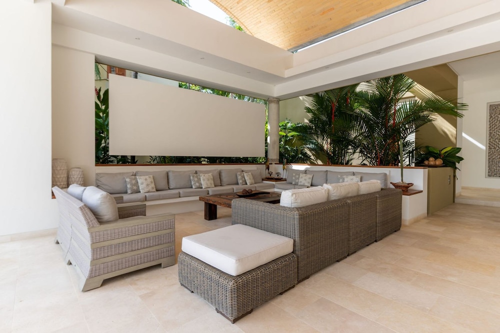 w Glowing 4BR Villa w Pool at Mesa de Yeguas