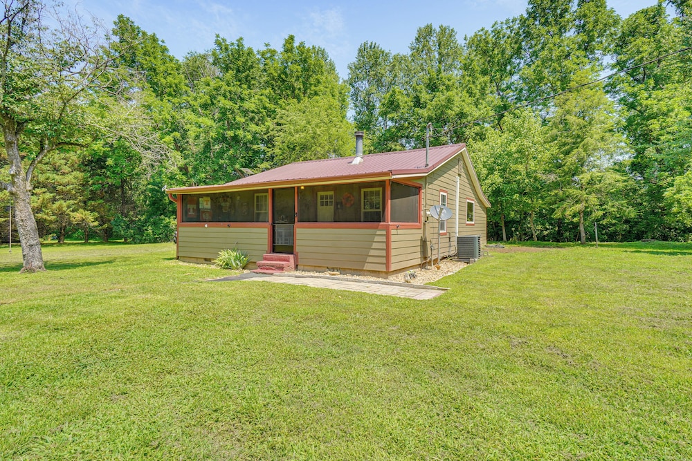 Riverfront Cabin - 6 Mi to Great Smoky Mtns NP!
