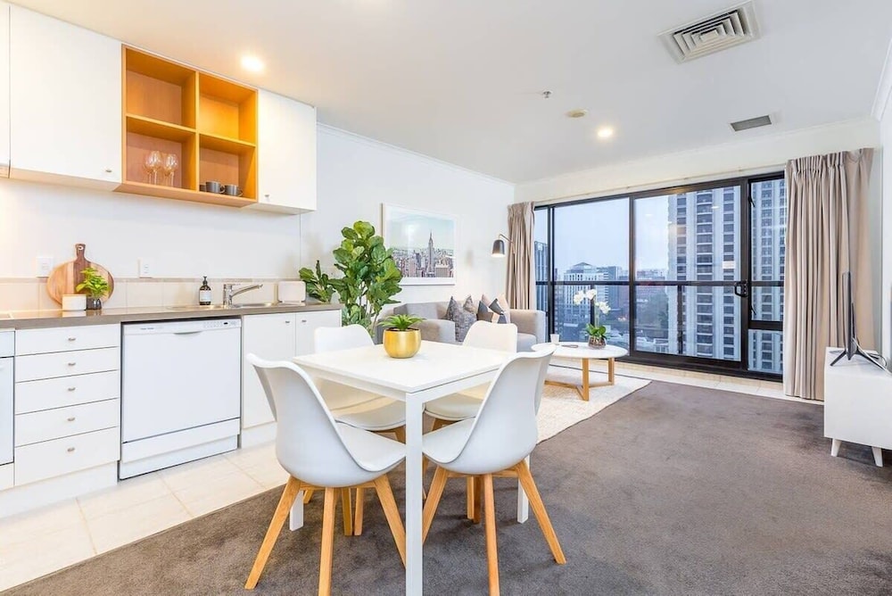 Stylish 1BR w/ Lovely Views, Pool+Gym Zodiak Stays