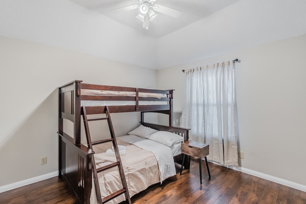 Discount Included! Stunning, Modern, Spacious Getaway Fits Any Group, 2 Game Rooms, Hot Tub 5 Bedroom Home by Redawning - Property Image 35