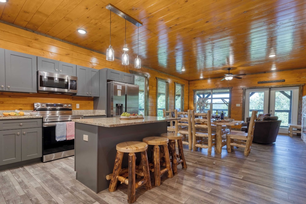 Indoor Pool, Theater, Hot Tub & Mountain Views Near Dollywood Crimson Crest by Avantstay