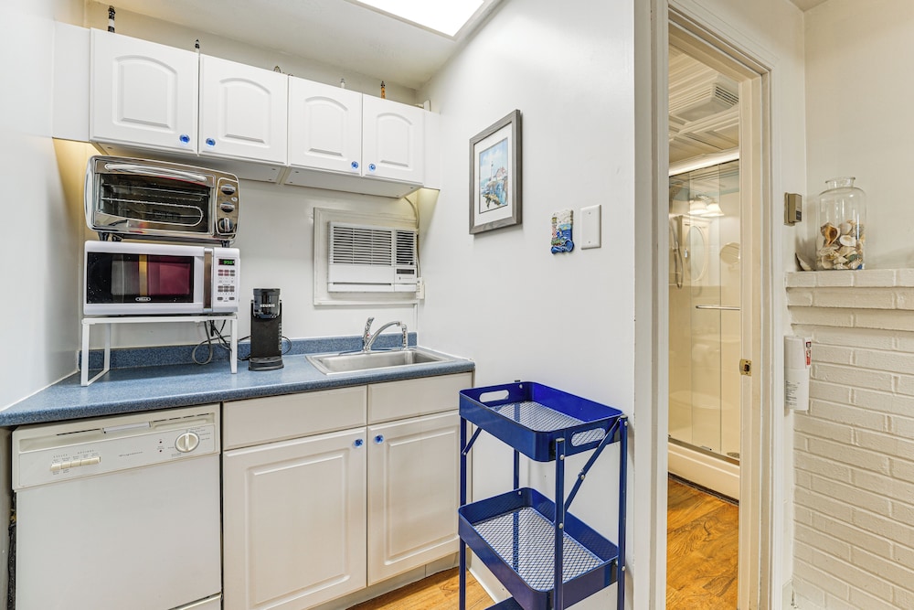 Walk to Ocean & Pier: Prime OOB Condo!