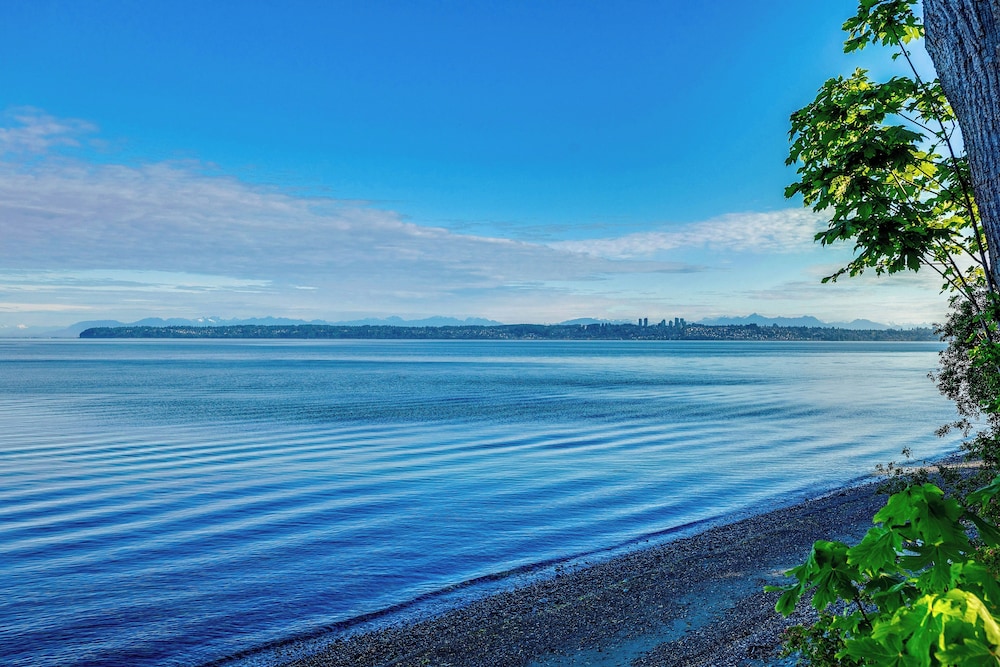 Stunning Semiahmoo Bay Views: Spacious PNW Home