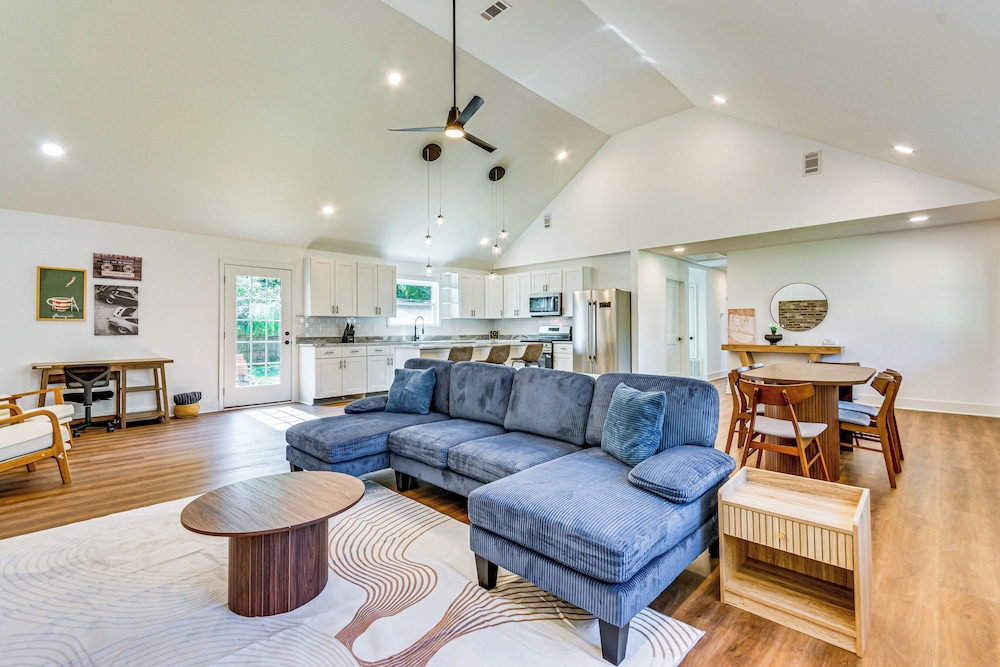 < 1 Mi to Downtown Pensacola: Quiet Home w/ Yard