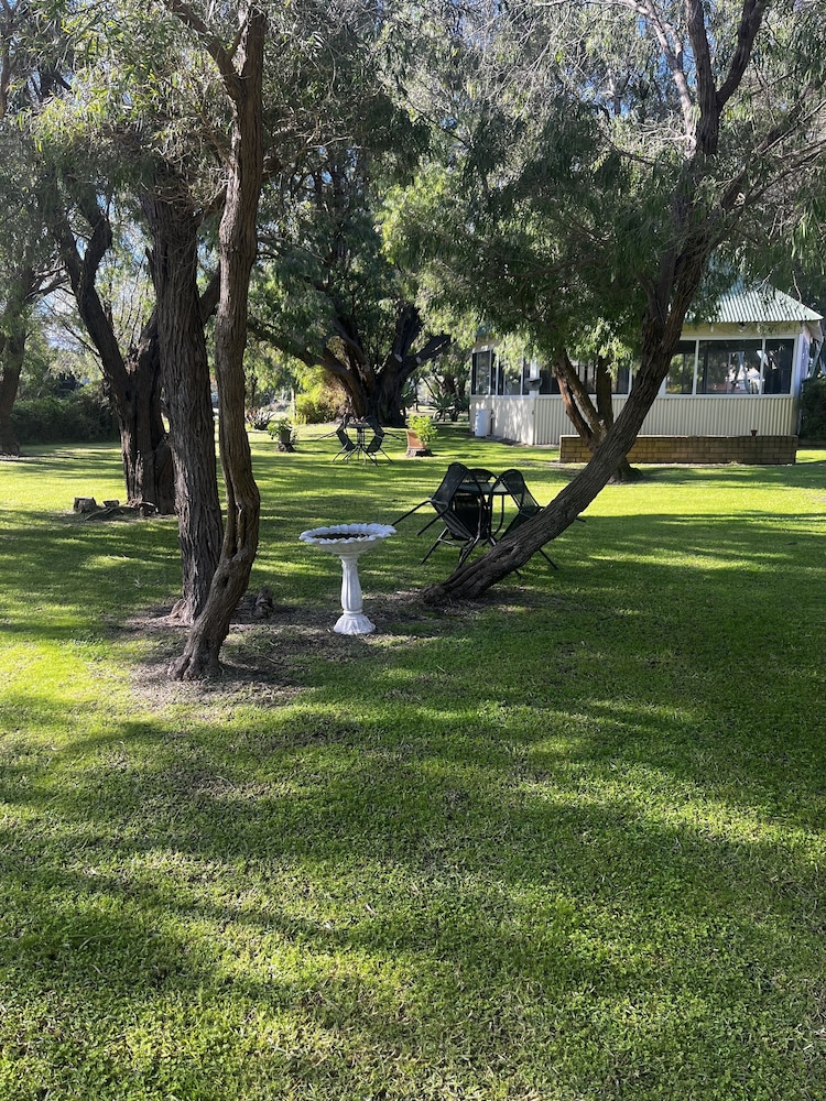 Emu Point Motel & Apartments