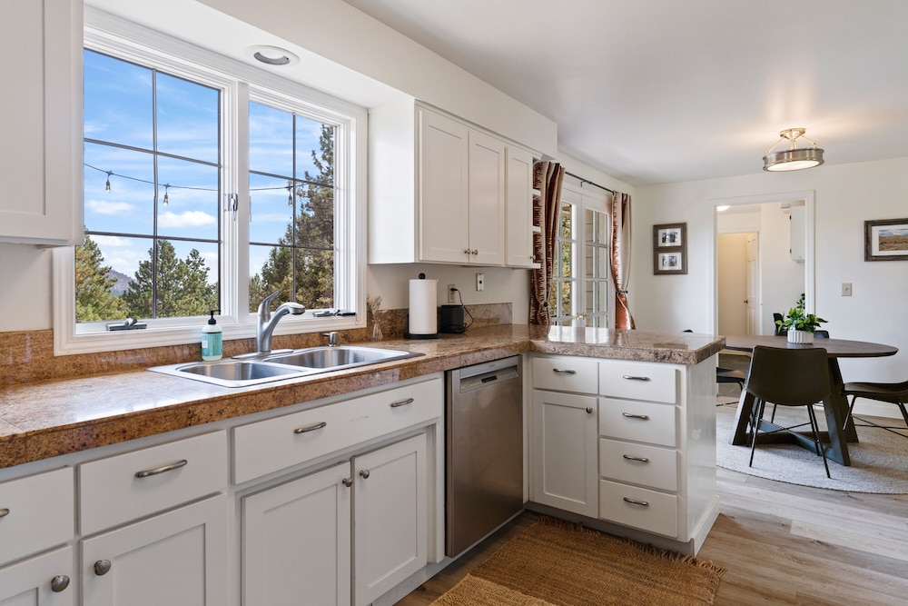 Serenity On 6th 30 Day Minimum 4 Bedroom Home by RedAwning