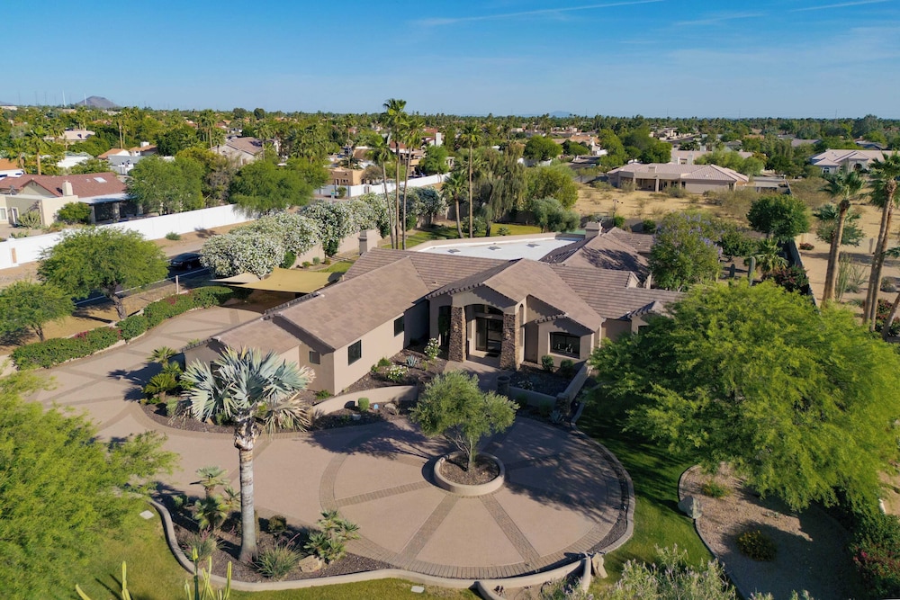 Luxe Scottsdale Oasis With Pool, Hot Tub, Firepit and Outdoor Lounge Avantstay