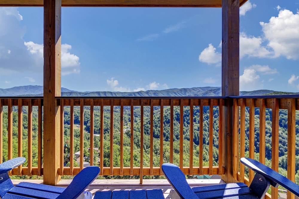 Bear Hugs - 5 Bedrooms, 5.5 Baths, Sleeps 20 5 Cabin by RedAwning view 3