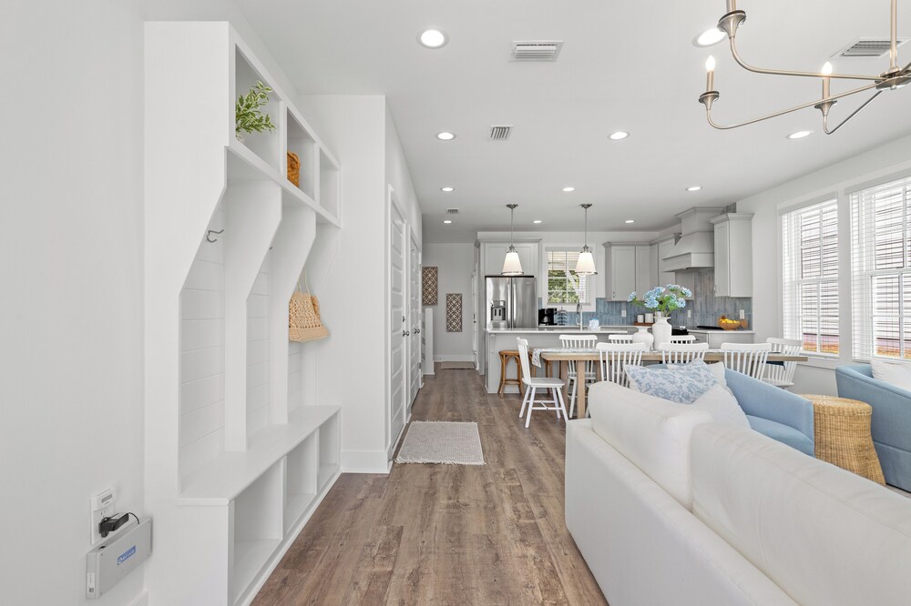 Spacious 6BR Beach Home Sleeps 15 Relax & Reconnect at Coastal Breeze