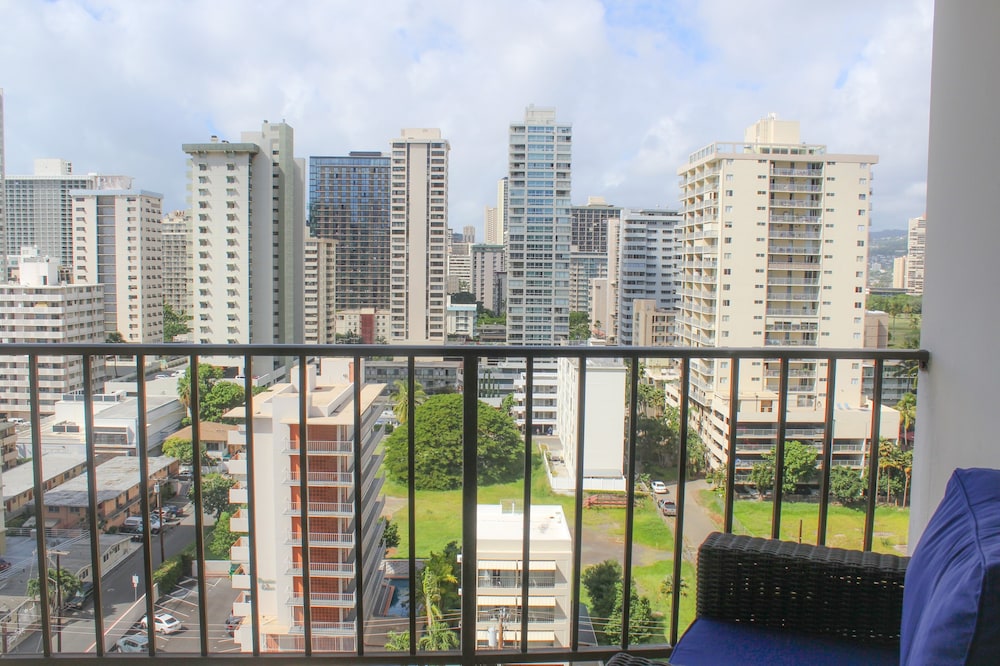 Waikiki Getaway Penthouse Suite 2 Bedroom Condo by RedAwning view 4