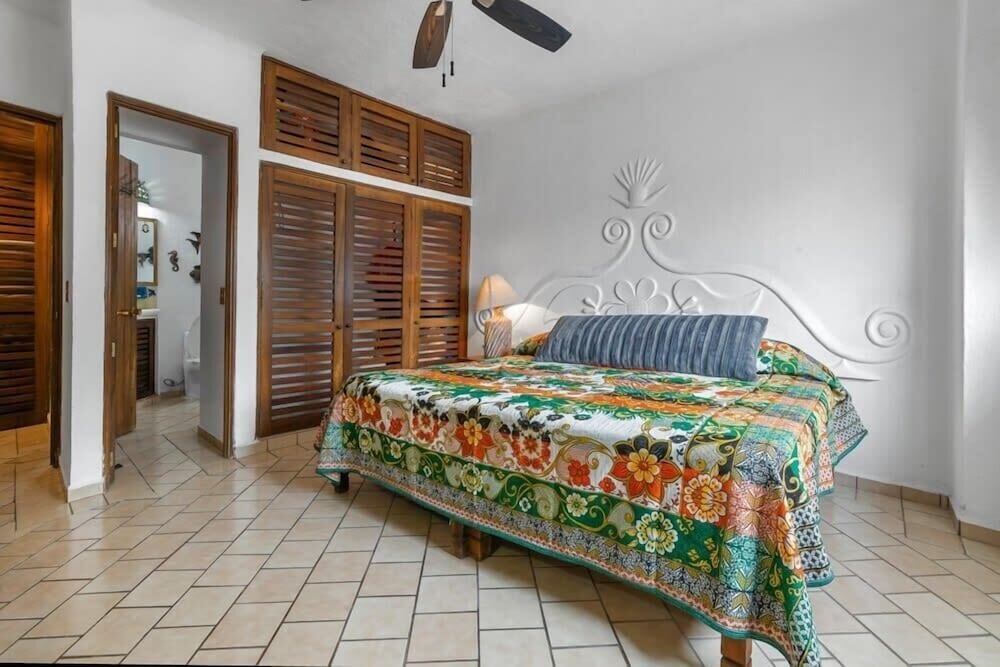 Ocean View 2Br Condo-balcony-beach-pool - 902