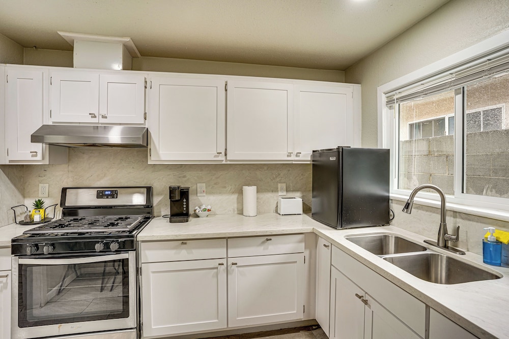 Explore LA & Long Beach: Compton Condo w/ Patio