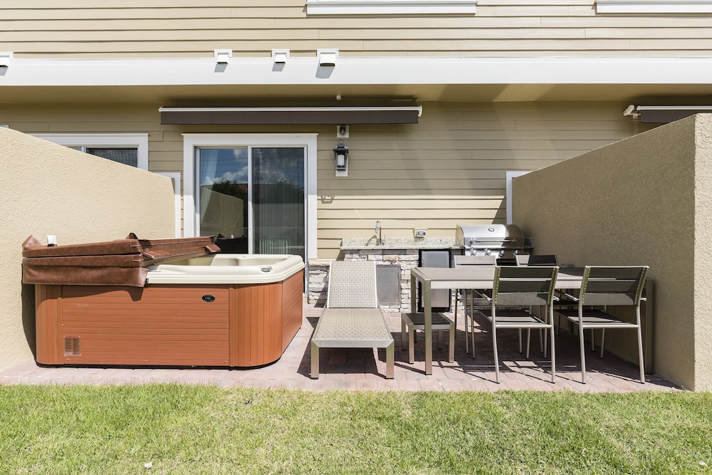 Summerville Vacation Homes by Columbia Management