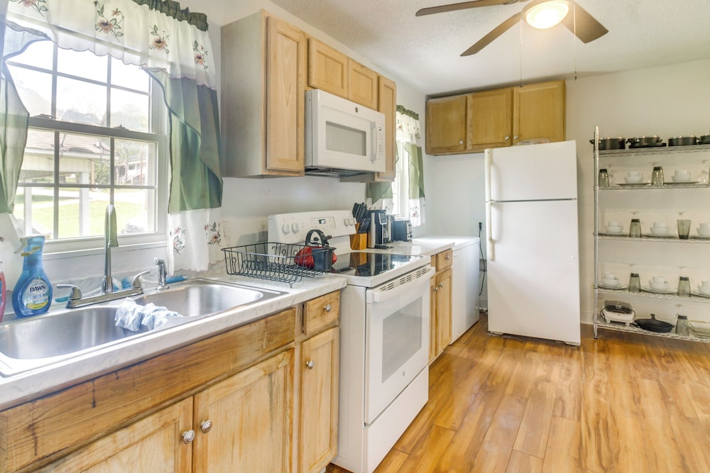 6 Mi to Crowders Mountain: Peaceful Home w/ Porch