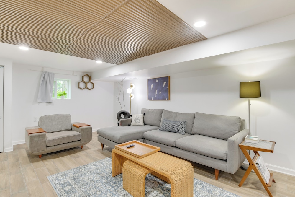 2 Mi to Logan Square: Pet-friendly Unit w/ Yard!