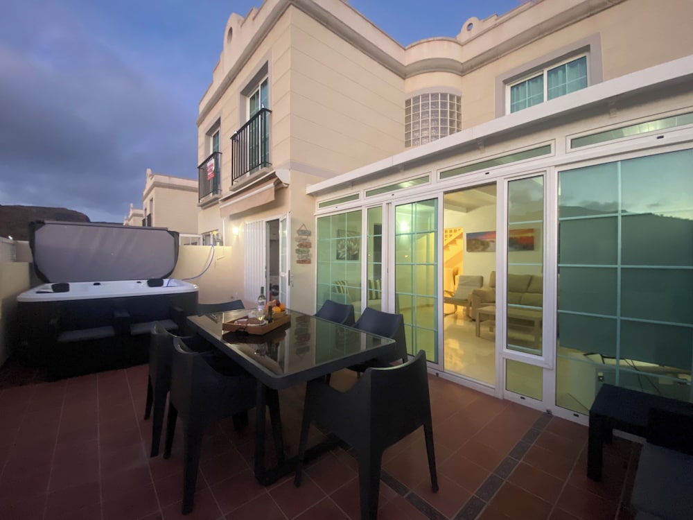 Modern Family Home Near the Pool With Private Jacuzzi!