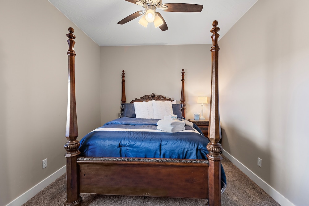 Hurricane Falls Pool, Hot Tub Plus Dog Friendly! 4 Bedroom Home
