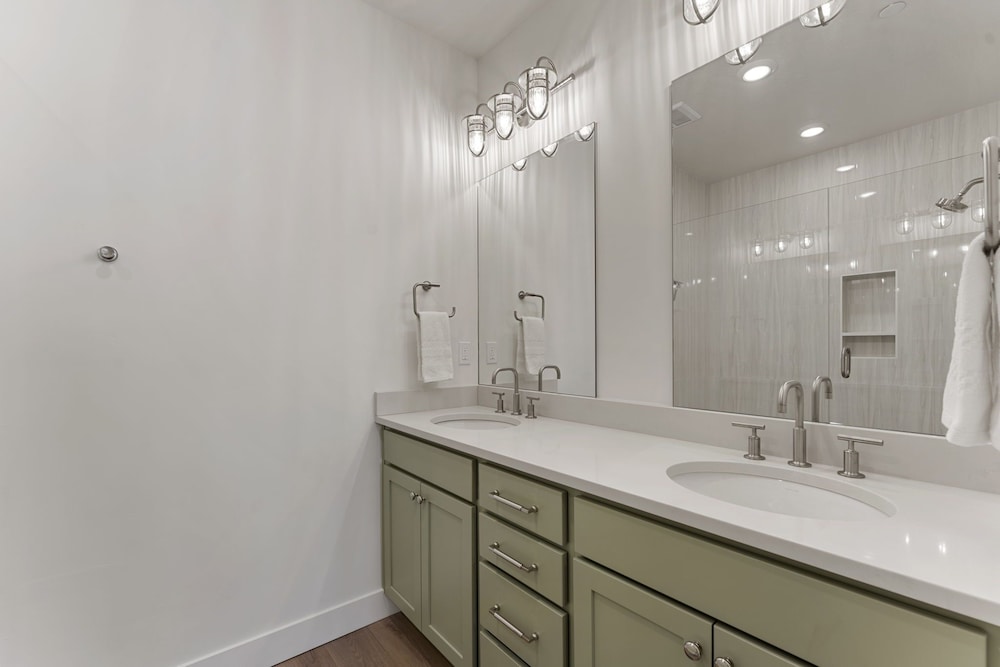 St. Gorgeous 3 Bedroom Condo