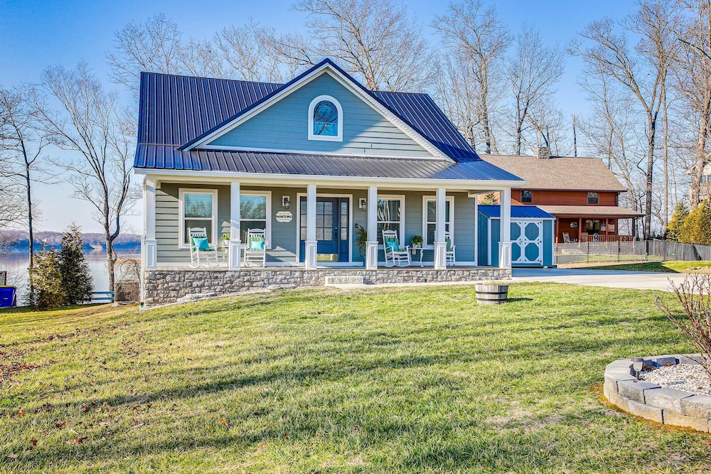 Scottsville Cottage: Fire Pit & All-year Lake View view 5