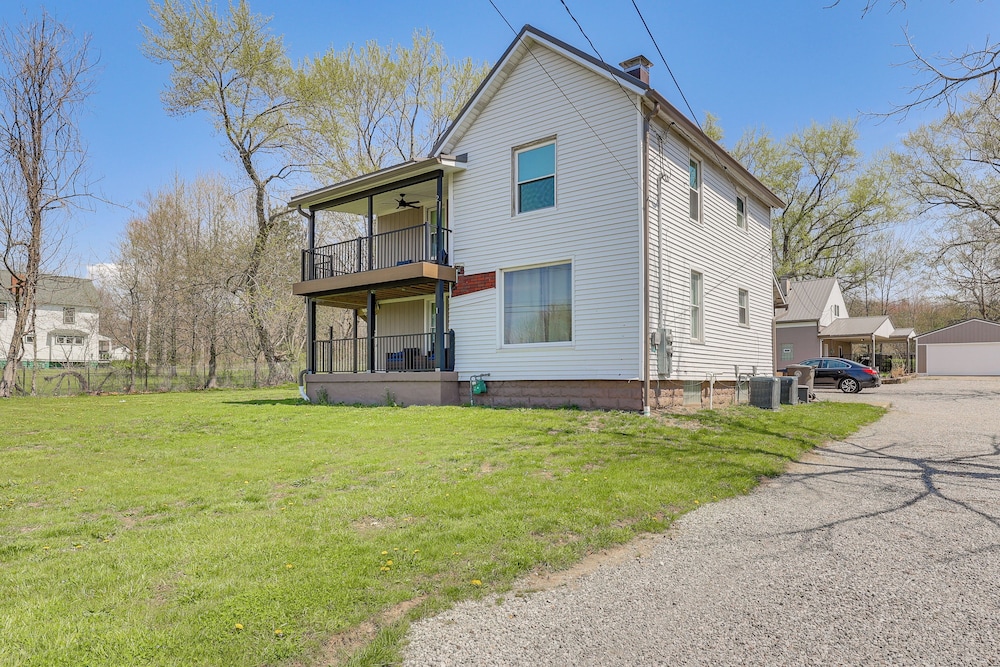 3 Mi to Dtwn: Quiet Youngstown Apt w/ Deck!
