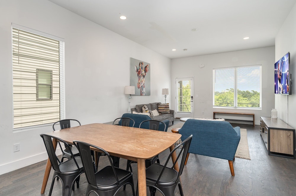 Jade - Private Patio and Balcony - Near Germantown