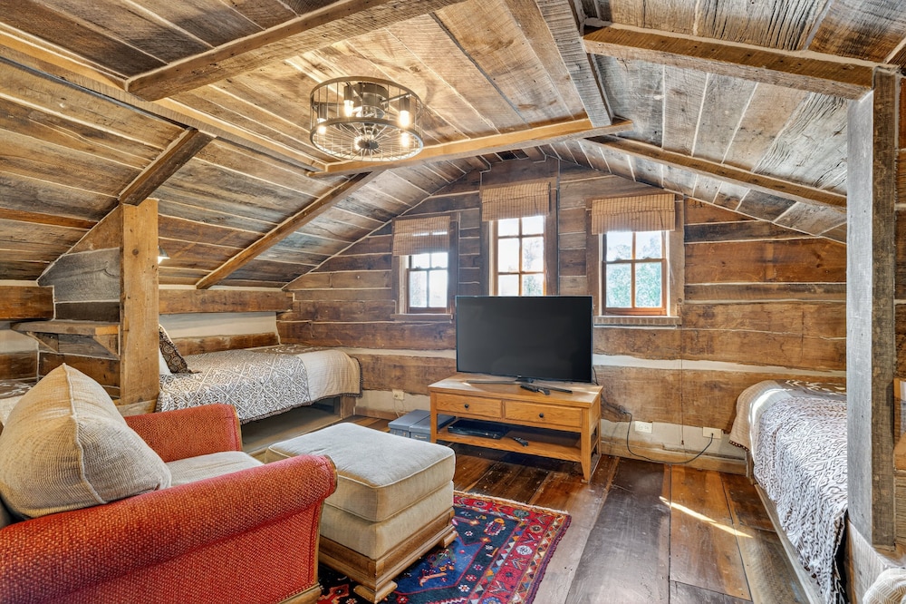Cabin Unbound - Historic Lakefront Comfort 4 Bedroom Cabin