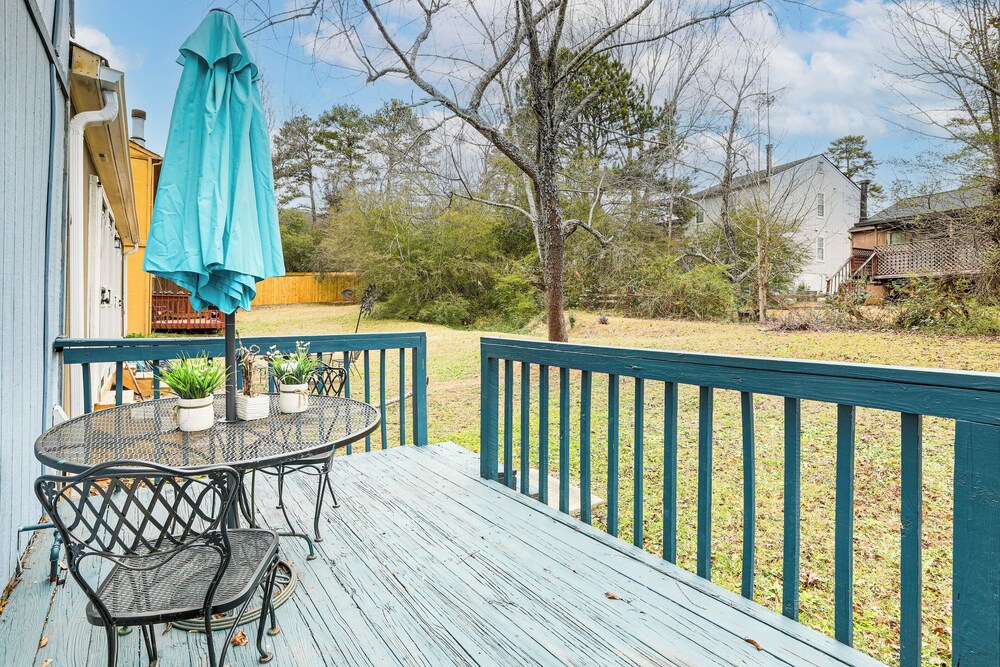 8 Mi to Stone Mountain: Quiet Getaway w/ Deck