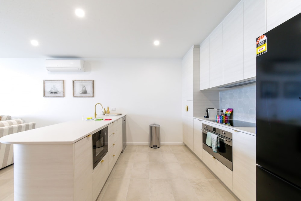 Elegantly Spacious 3-bed Unit Overlooking the Bay