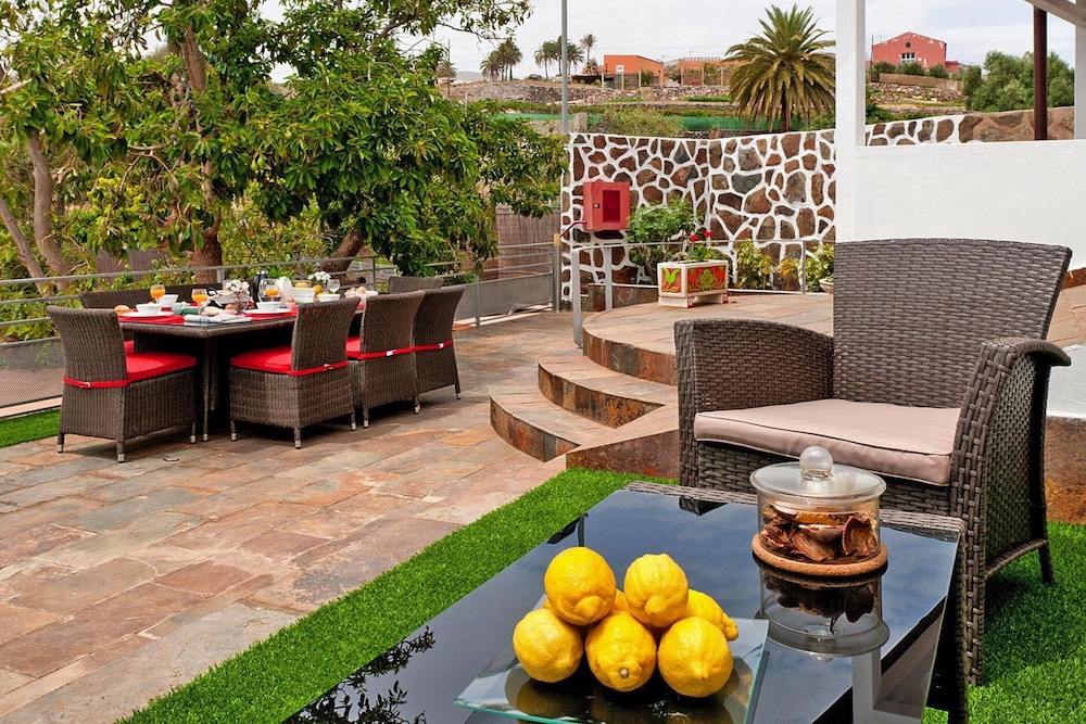 Villa With Pool and Beautiful Architecture