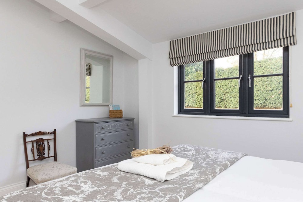 House Annexe Sleeps 18 Heated Pool