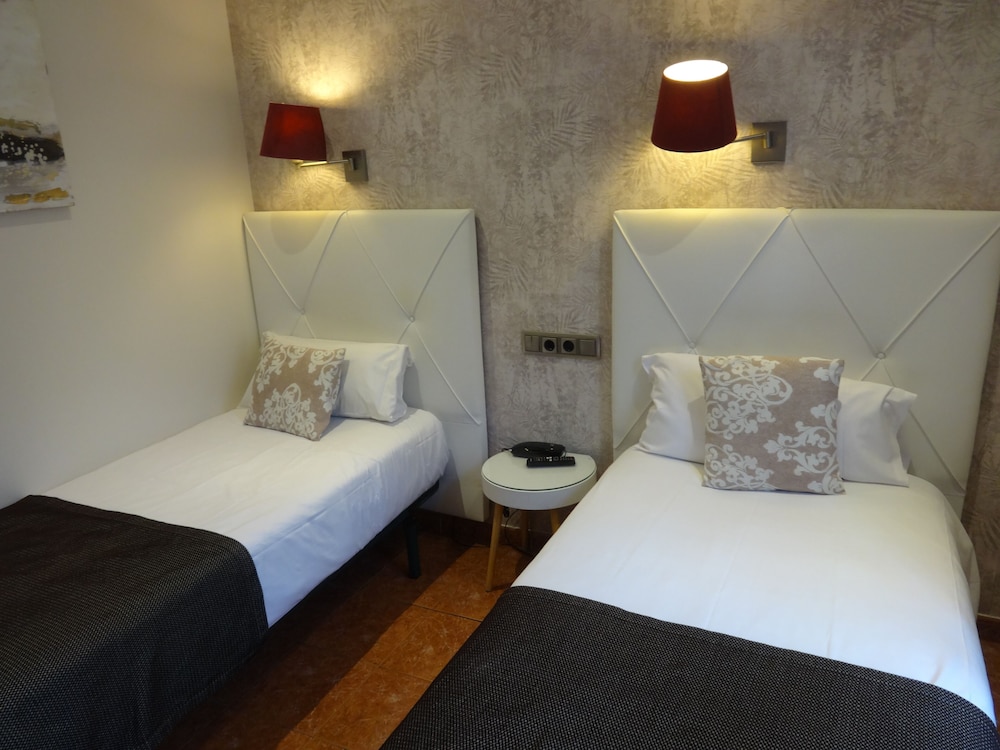 Spacious 3 Bedroom Apartment in Battersea With Terrace