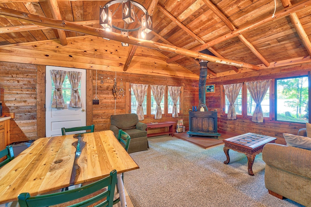 Lakefront Cabin w/ Beach Access: Levering Retreat