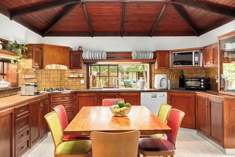 Relax in a Garden Oasis by Sea N' Rent