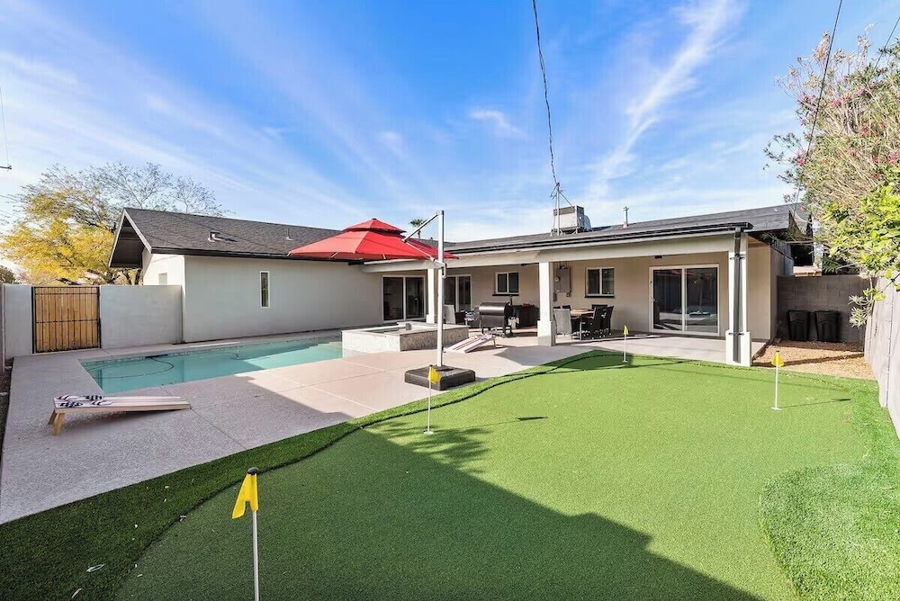 Desert Dream- Retreat with Heated Pool