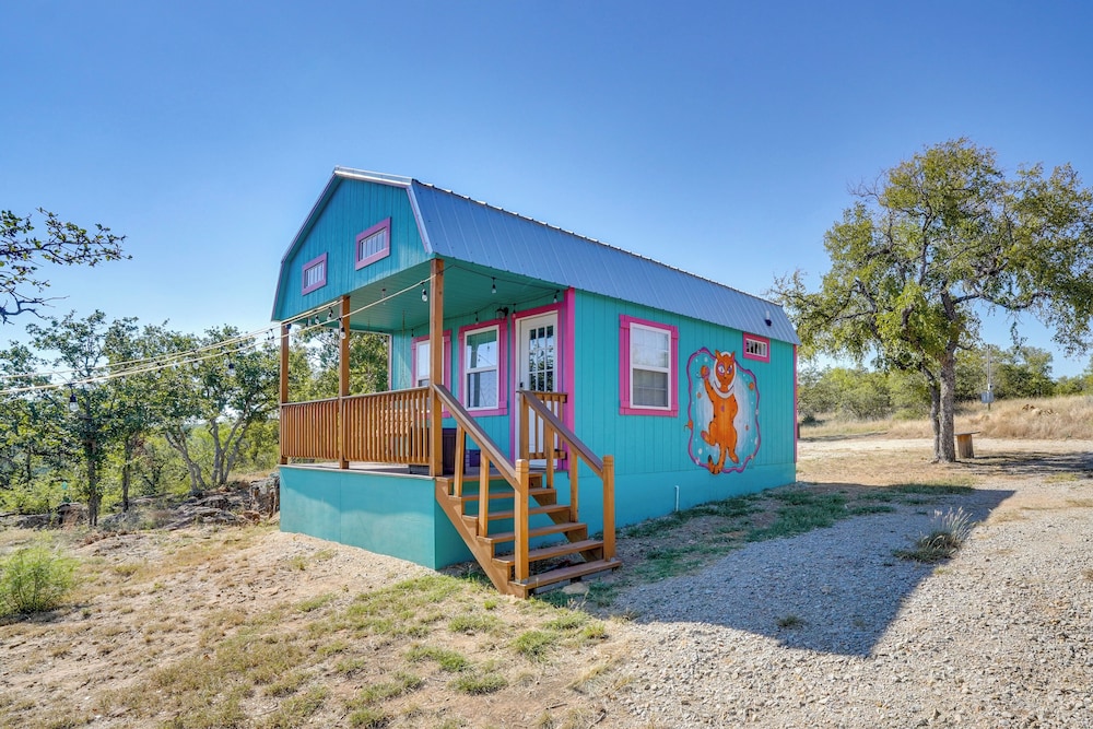 'galactikitty' - Quirky Cabin Near Lake Brownwood!