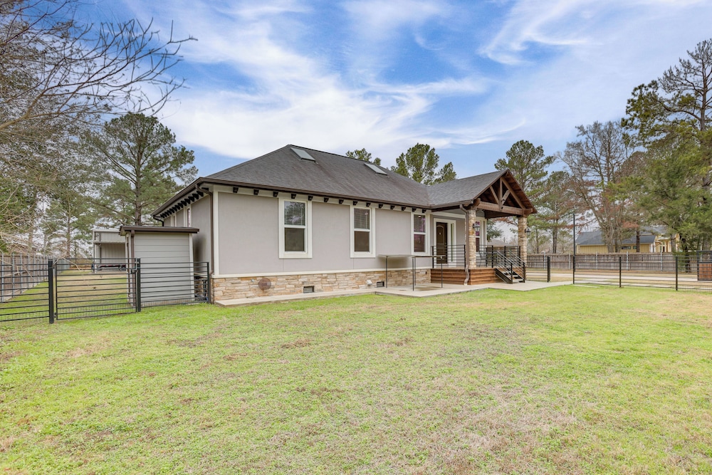 Pets Welcome: Home w/ Deck & Patio in Hockley!