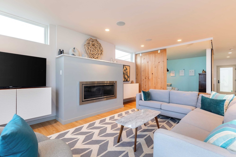 Chic Whidbey Island Waterfront Home w/ Hot Tub, Firepits + Views