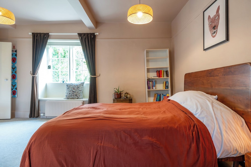 Stunning 8-Bedroom Home in Painswick