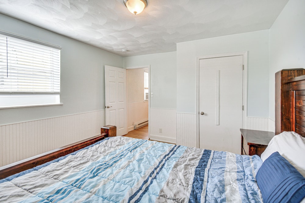 Walk to Beach & Chesapeake Bay: Norfolk Retreat!