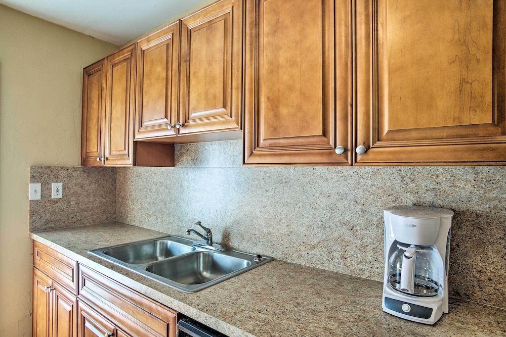 Ft. Lauderdale Townhome on Canal - 3 Mi. to Beach!