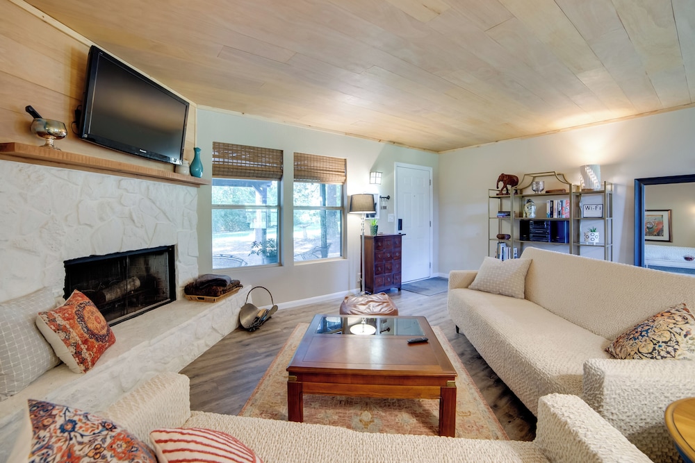 Secluded Getaway on ~10 Acres in The Piney Woods!