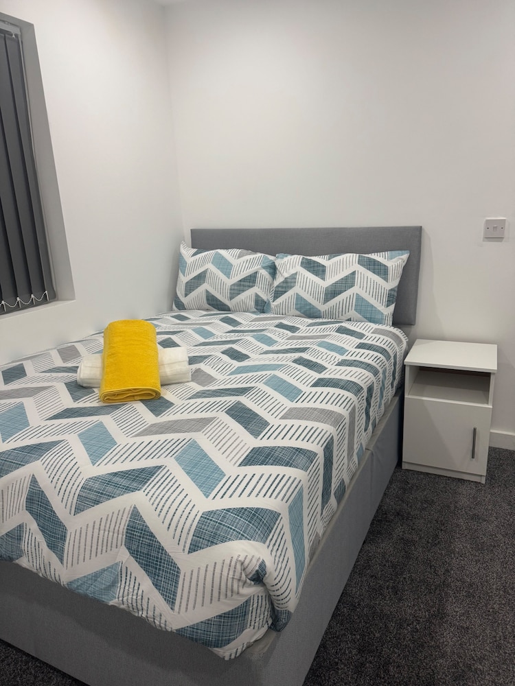 1 Bed Flat - Sleeps 2 - Parking - Wifi